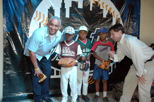 Entregando guantes.jpg